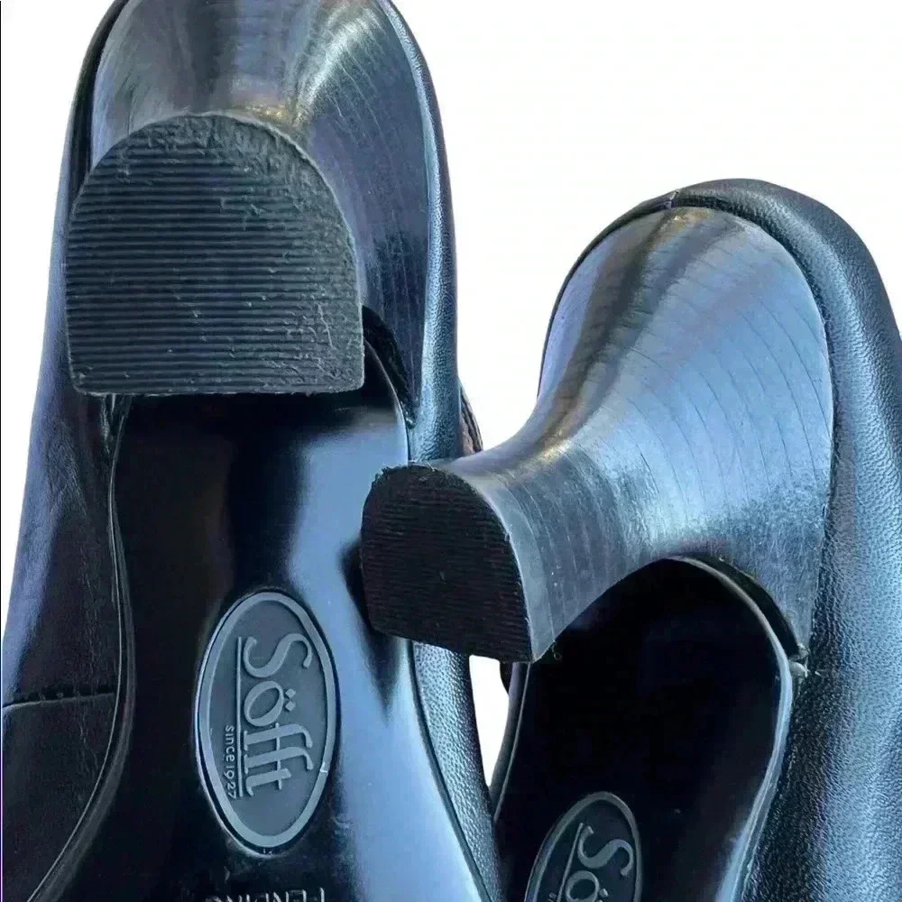 Sofft Black MARY JANES Size 7.5 Narrow!! Crease in leather at the toe Left shoe.